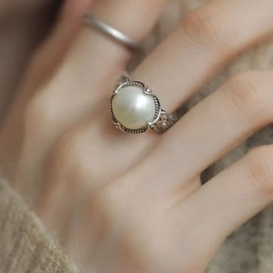 Elegant S925 silver pearl ring with vintage floral engraving for women's gift