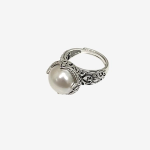 Elegant S925 silver pearl ring featuring vintage hollow patterns and a round white pearl