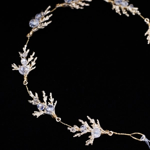 Serre-tête de mariée fait main avec feuilles dorées et cristaux sur fond noir