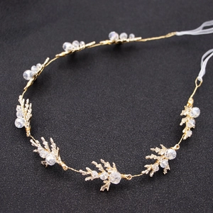 Serre-tête de mariée fait main avec feuilles dorées, perles et ruban blanc élégant