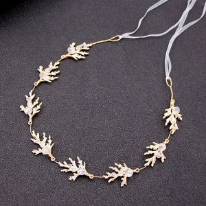 Serre-tête de mariée doré avec feuilles, perles et ruban blanc pour coiffure de fête