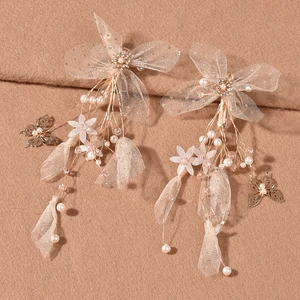 Elegante Haarspangen aus Goldnetz-Schmetterlingen mit Blumen und Perlenfransen