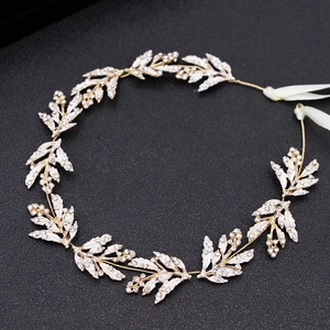 Cerchietto a foglia dorata con strass e nastro di raso bianco per acconciatura sposa