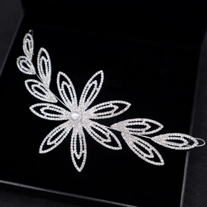 Serre-tête de mariée en argent avec strass brillants et perle blanche en boîte noire