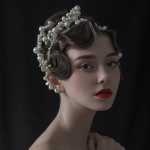 Serre-tête de mariée élégant orné de perles blanches de tailles variées au style couronne