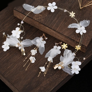 Détails d'un ensemble d'accessoires cheveux mariée avec fleurs en soie et pompons