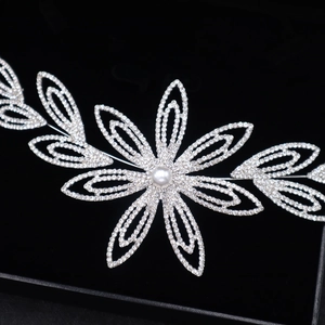 Serre-tête de mariée fleuri en argent avec strass brillants et détail de perle blanche
