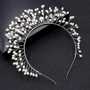 Détail d'un serre-tête de mariée fait main avec perles blanches et fil d'argent tressé