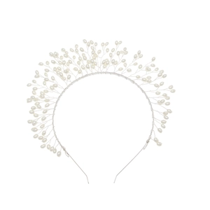 Détail macro de couronne de mariée faite main avec perles et fil d'argent tissé