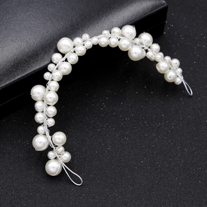 Détail d'un serre-tête de mariée fait main avec fil d'argent et perles blanches