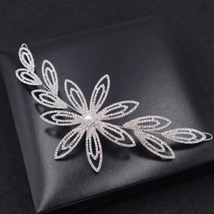 Peigne à cheveux de mariée argenté avec feuilles en cristal et détail de perle centrale