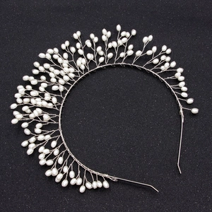 Détail macro d'une couronne de mariée avec perles et fil d'argent fait à la main