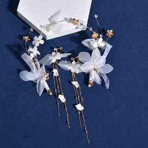 Parure de tête mariée élégante avec fleurs en tulle et boucles d'oreilles à pompons