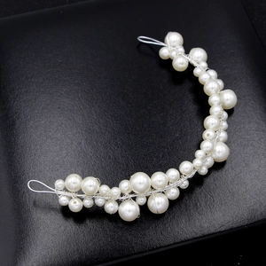 Détail de bijoux de tête de mariée faits main avec perles blanches et fil argenté