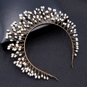 Serre-tête de mariée élégant en or avec perles blanches et motif corail rayonnant