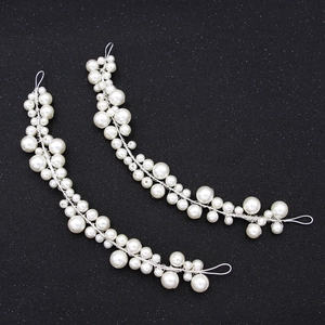 Parure de cheveux mariée faite main avec perles blanches et fil d'argent sur fond noir