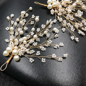 Elegante tralcio per capelli da sposa con perle bianche fatte a mano e filo dorato