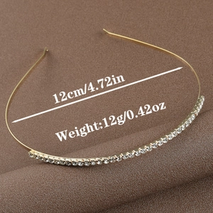 Detail view of sparkly bridal headband with dimensions 12cm and weight 12g in gold finish