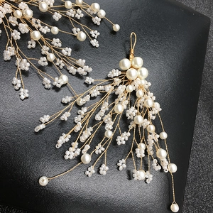 Vite per capelli da sposa fatta a mano con perle bianche e filo dorato a forma di fiori