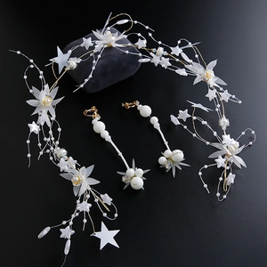 Ensemble serre-tête et boucles d'oreilles de mariée avec fleurs blanches et perles