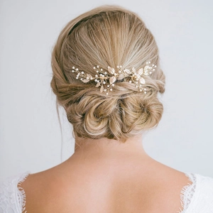 Elegant gold leaf bridal hair comb with pearls for Baroque wedding hairstyles