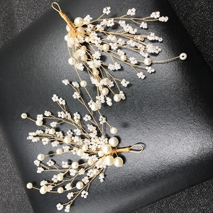 Accessorio capelli sposa fatto a mano con filo dorato e perle bianche a ramo
