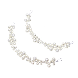 Détail d'accessoires de cheveux de mariée avec perles et fils argentés faits main