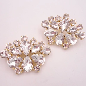Détail de boucles de chaussures en cristal en forme de fleur avec socle doré