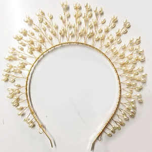 Détail des perles tressées avec fil doré sur un élégant diadème pour mariée
