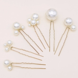 Détails macro de 6 épingles à cheveux de mariée avec perles blanches et fil de fer doré
