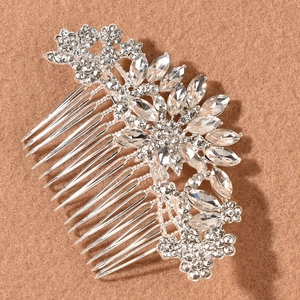 Détail du peigne à cheveux argenté orné de fleurs complexes en cristal et strass brillants