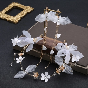 Parure de mariée avec fleurs en dentelle blanche et boucles d'oreilles à pompons dorés