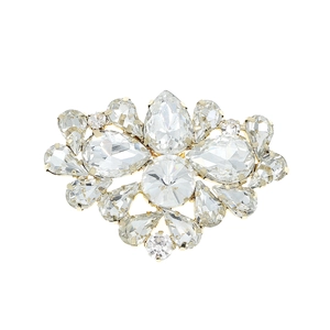 Détail du clip de chaussure fleur en cristal avec strass étincelants et base dorée