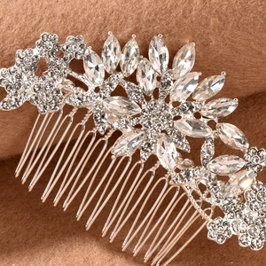 Gros plan sur un peigne de mariée en argent avec cristaux marquise et strass brillants
