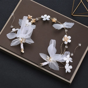 Barrettes de mariée avec pétales de soie blancs, perles et détails en fil doré