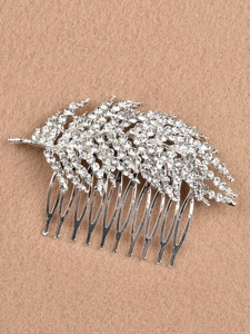 Vue détaillée d'un peigne à cheveux de mariée en alliage d'argent avec strass brillants