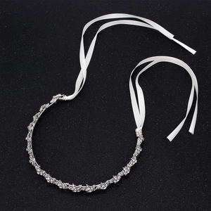 Serre-tête de mariée élégant avec strass et rubans de satin blanc sur fond noir