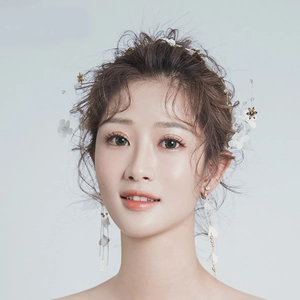 Set serre-tête de mariée et boucles d'oreilles pompons avec fleurs en soie blanche