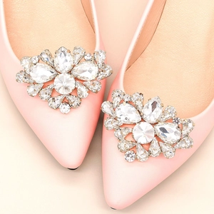Détail macro de boucles fleurs en strass cristal sur des chaussures mariée en satin
