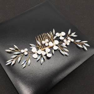 Détail de peigne à cheveux mariée fait main avec fil doré, perles et feuilles bleues