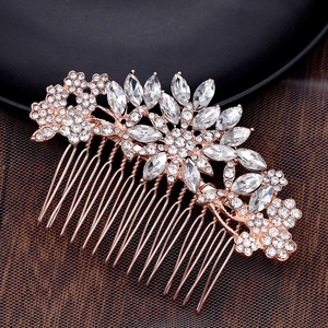 Peigne à cheveux de mariée en or rose avec design floral en cristal sur fond noir
