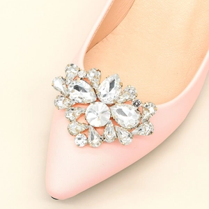 Vue détaillée de la boucle fleurie en cristal sur chaussure de mariée rose à griffes en métal