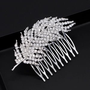 Peigne à cheveux mariée classique feuilles argentées avec strass pour mariage chic