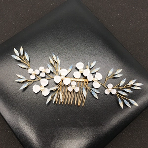 Peigne à cheveux de mariée fait main avec fleurs blanches et perles sur fil doré