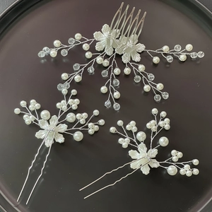 Dettaglio del pettine e forcine da sposa in argento con perle e cristalli