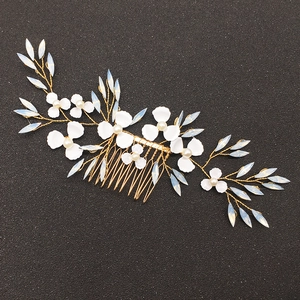 Peigne à Cheveux Mariage Fil d'Or Fleur Blanche Künstliche Perle Cristal Feuille Coiffe de Mariée pour Femmes Accessoires Cheveux