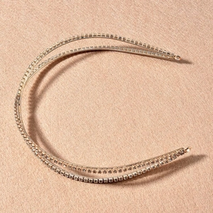 Détail d'un serre-tête doré à double rangée avec incrustation de strass brillants