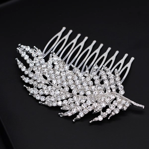 Peigne à cheveux plume argentée avec cristaux pour coiffures de mariée sur fond noir chic