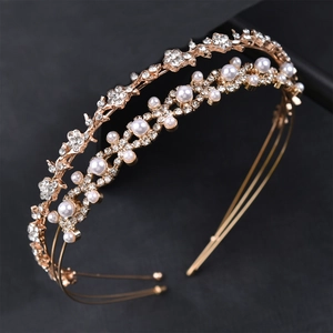 Vue détaillée d'un serre-tête double en or rose avec perles et fleurs en strass