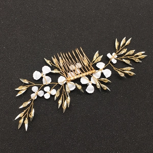 Vue détaillée du peigne à cheveux de mariée doré fait main avec fleurs blanches et perles